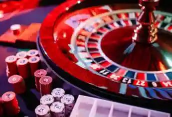 aplikasi judol mobile interface showing live betting and Evolution Gaming tables
